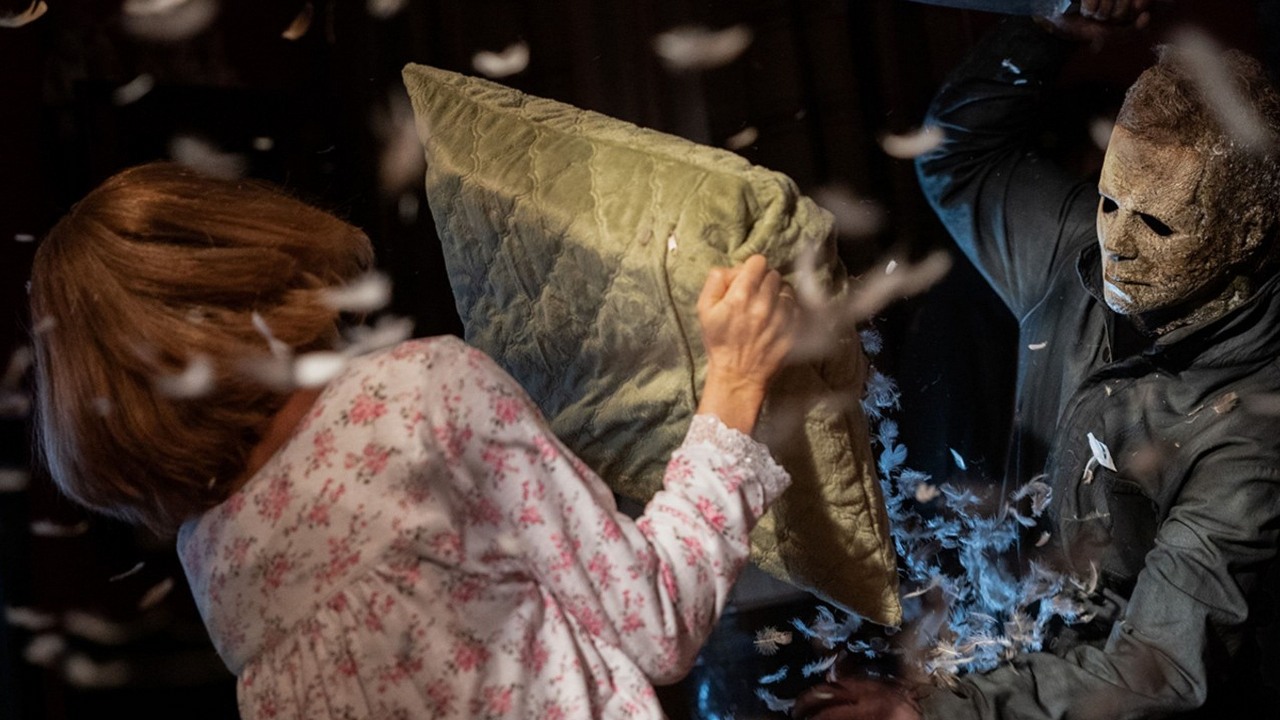 Hollywoodzka plaga dotknęła także kultowego horroru, Halloween ma doczekać się kinowego uniwersum, źródło grafiki: Halloween. Finał; reż. David Gordon Green; Universal Pictures; 2022.