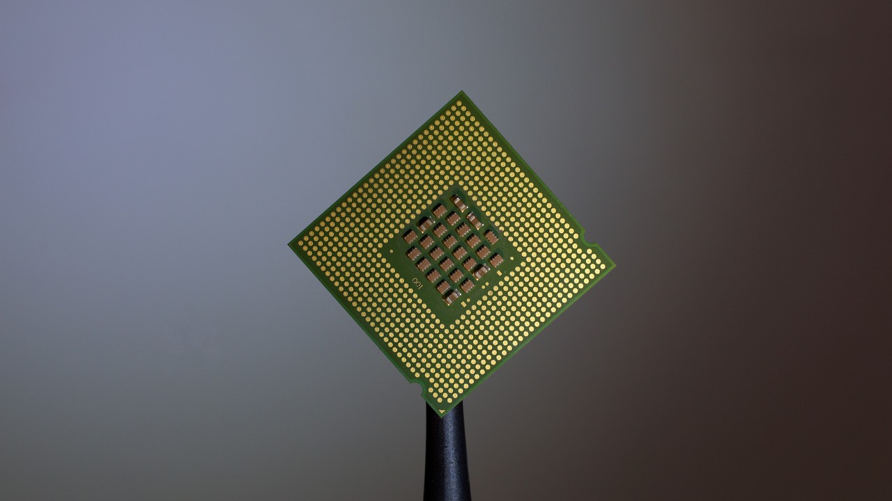 Rosja kpi z amerykańskich sankcji, planuje budowę własnych superkomputerów z zakazanymi chipami NVIDIA H100, źródło grafiki: Unsplash | Brian Kostiuk.