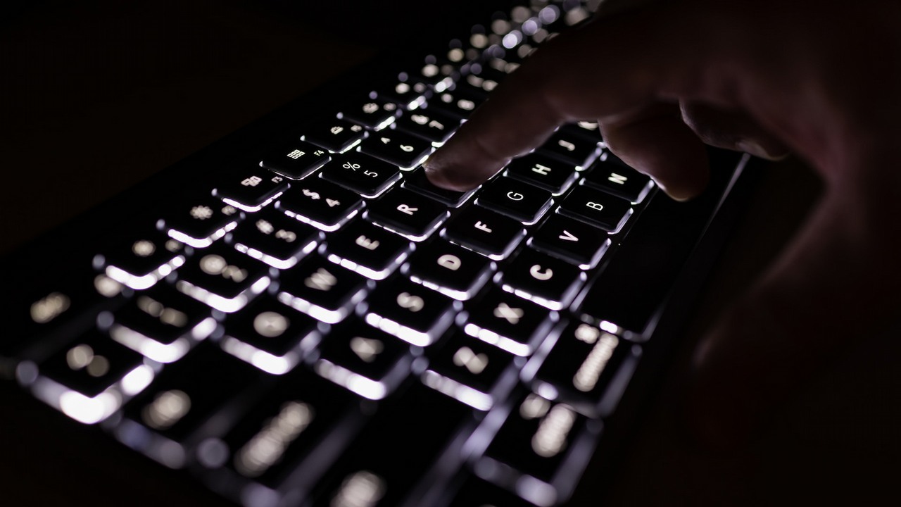 [Ctrl] + [H] to przydatny skrót w Wordzie, który każdy powinien znać, źródło grafiki: Unsplash | Michael Marais.