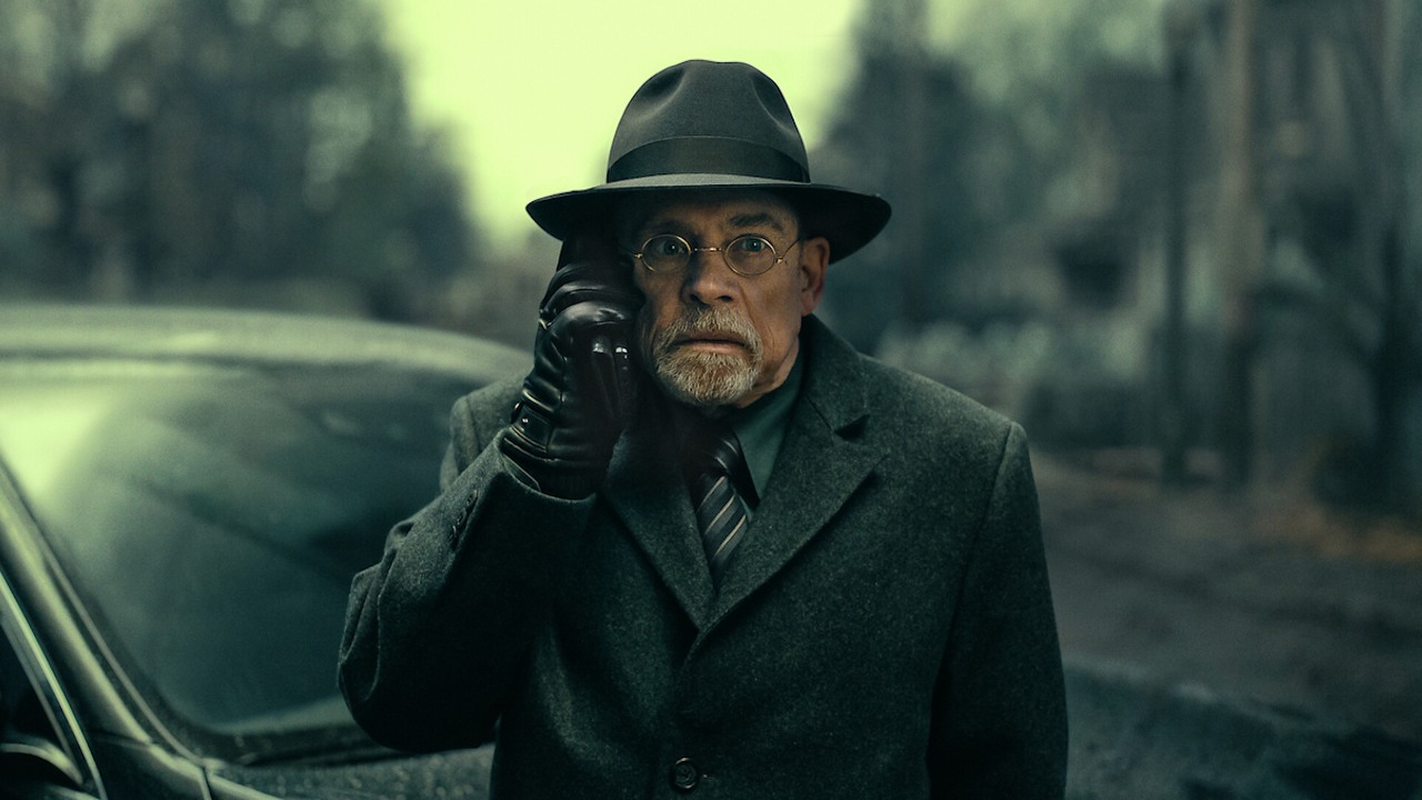 Mark Hamill wystąpił w Zagładzie domu Usherów, ponieważ nalegała na to jego żona, mimo iż sama nienawidzi horrorów, źródło grafiki: Zagłada domu Usherów, Mike Flanagan, Netflix, 2023.