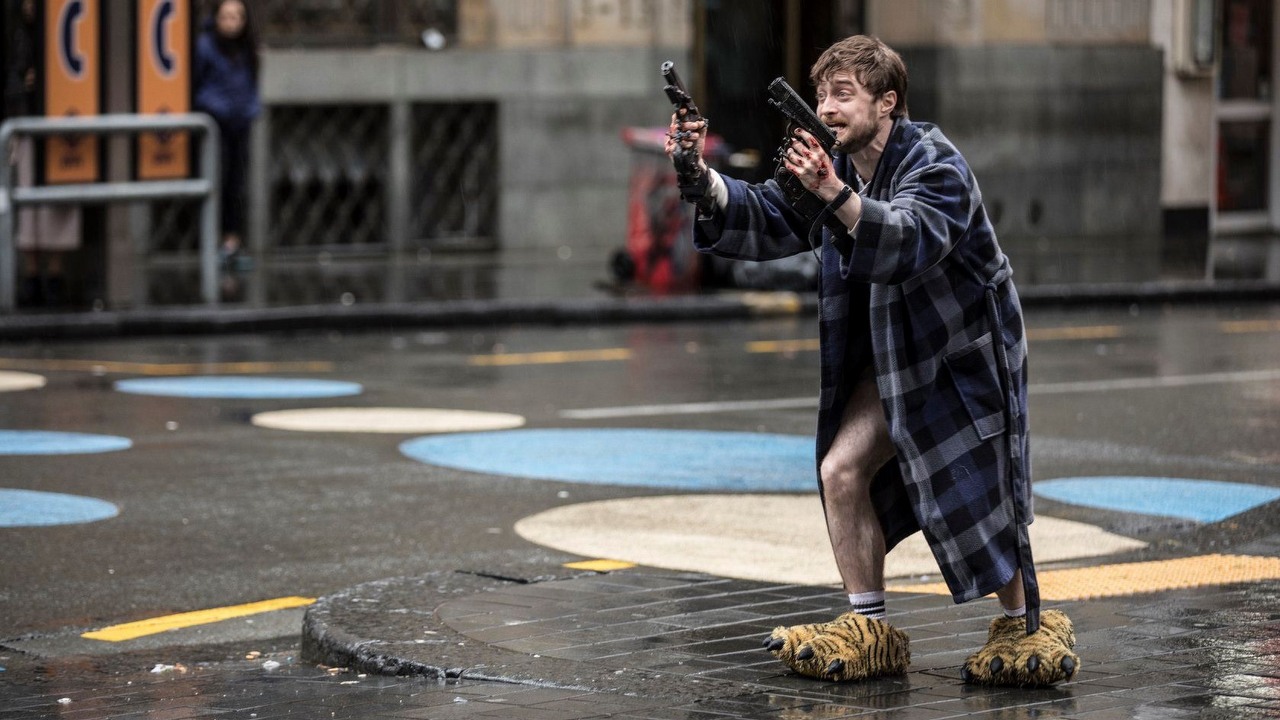 Daniel Radcliffe odniósł się do plotek o roli Wolverine'a. Przemiana aktora miała związek z filmem Marvela?, źródło grafiki: Guns Akimbo; 	Jason Lei Howden; 2019.