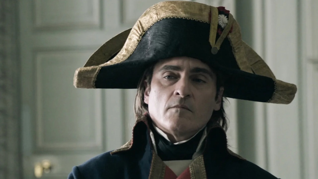 Joaquin Phoenix sięga po władzę w nowym zwiastunie Napoleona Ridleya Scotta, źródło grafiki: Napoleon, Ridley Scott, Apple Studios, 2023.