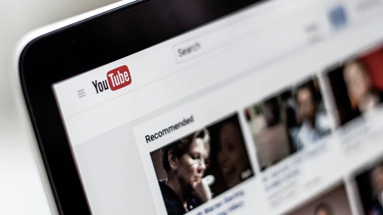 Blokady reklam nie są dozwolone w YouTube - co oznacza komunikat i jakie są jego konsekwencje?, źródło grafiki: NordWood Themes | Unsplash.
