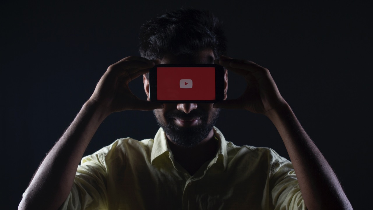 YouTube pozwoli nam tworzyć piosenki AI. Narzędzie ma wykorzystywać głosy znanych wokalistów, źródło grafiki: Unsplash | Rachit Tank.