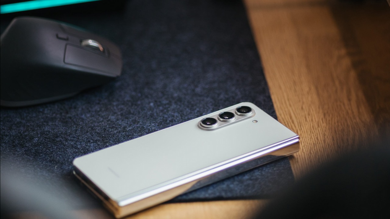 Samsung z ambitnymi celami sprzedaży składanych smartfonów, źródło grafiki: Unsplash | Nat Weerawong.