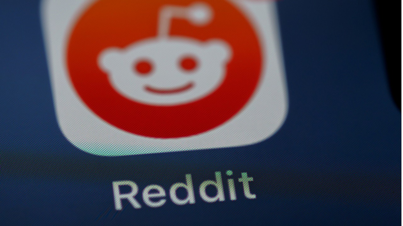 Reddit zniknie z Google? Trwa spór o AI, źródło grafiki: Unsplash | Brett Jordan..