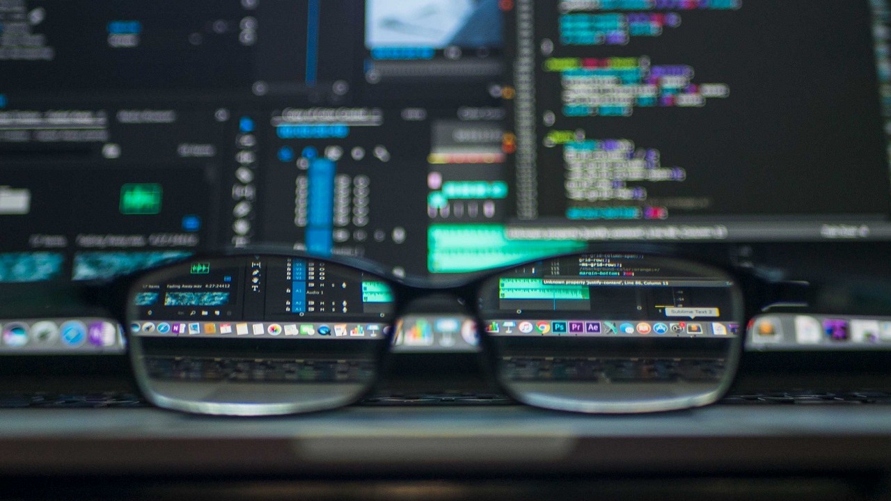 Unia Europejska wypowiada wojnę hakerom, źródło grafiki: Unsplash | Kevin Ku..