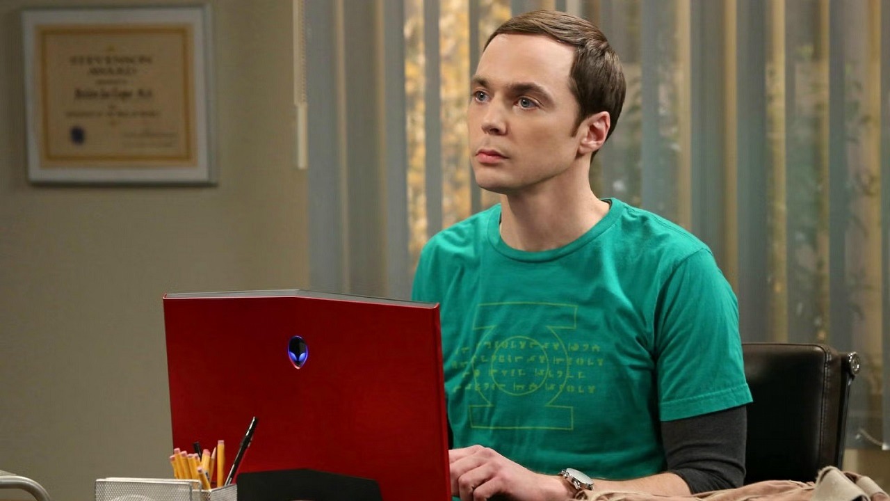 Ile wspólnego z Sheldonem Cooperem ma Jim Parsons? Gwiazdor Teorii wielkiego podrywu nie pozostawia wątpliwości, źródło grafiki: Teoria wielkiego podrywu, Chuck Lorre, Bill Prady, Chuck Lorre Productions, 2007.