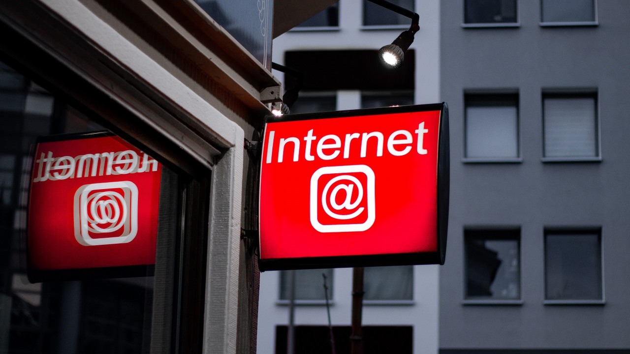 300 Mb/s w miejscach, gdzie Internetu do tej pory nie było; unijny program przechodzi do kolejnego etapu realizacji, źródło grafiki: Unsplash | Leon Seibert.