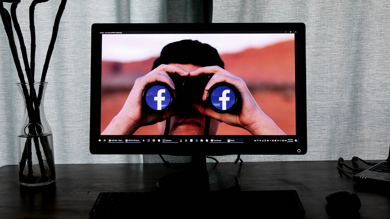 Jak pobrać film z Facebooka?, źródło grafiki: Glen Carrie | Unsplash.