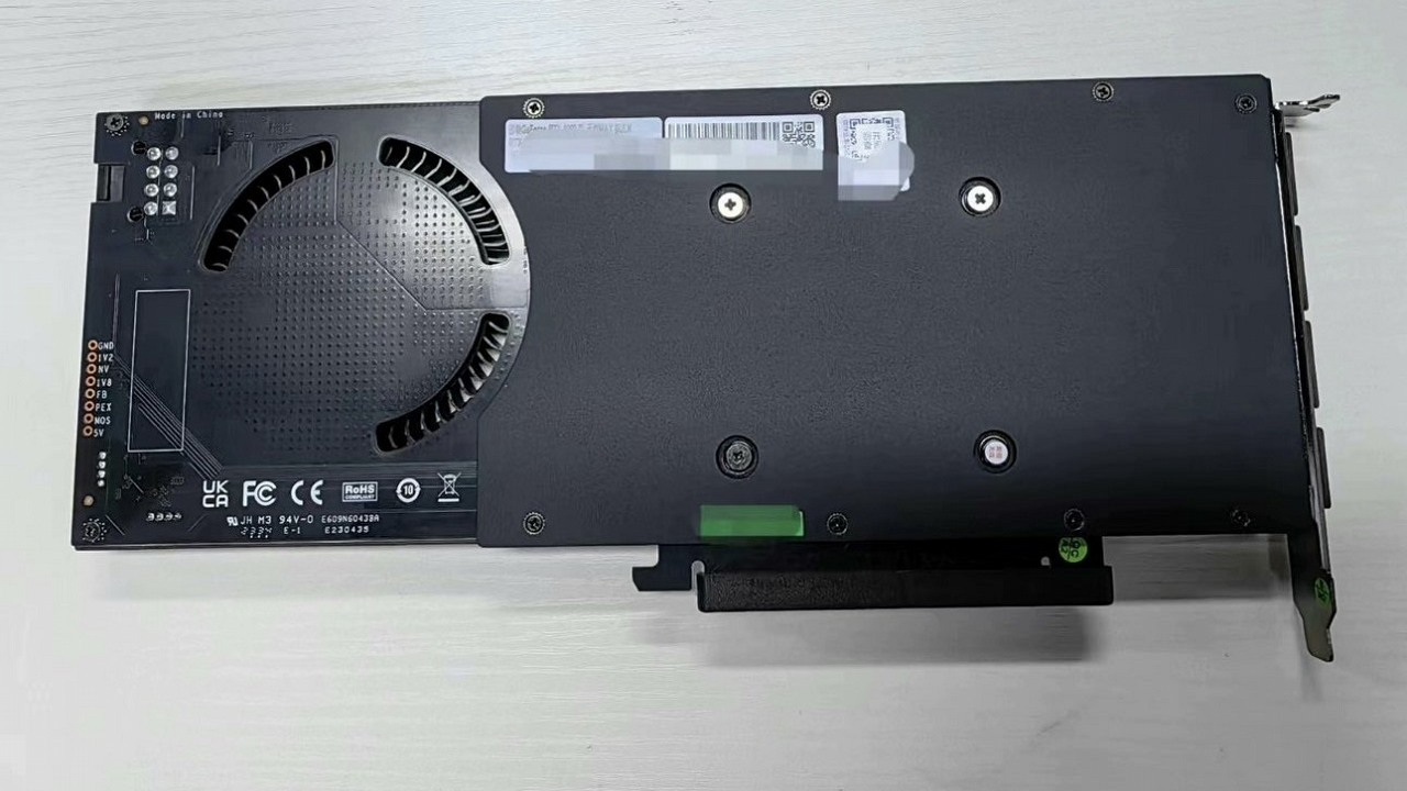 Wyciekły zdjęcia nowego RTX-a 4060; karta może być wyjątkowo niska, źródło grafiki: X/MEGAsizeGPU.