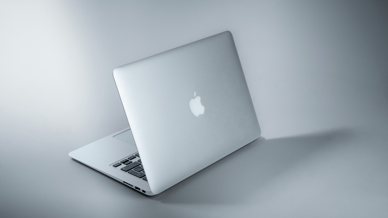 Apple zapowiada wydarzenie „Scary Fast”; spekulowany pokaz procesora M3, 24-calowego iMac i MacBook Pro, źródło grafiki: Unsplash | Maxim Hopman.