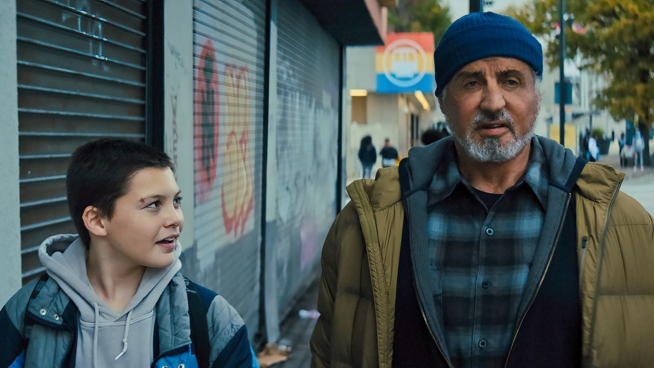 Superbohaterski film z Sylvestrem Stallone'em dostanie sequel. Nie przeszkodziły w tym złe recenzje krytyków, źródło grafiki: Samarytanin; reż. Julius Avery; Amazon Prime Video; 2022.