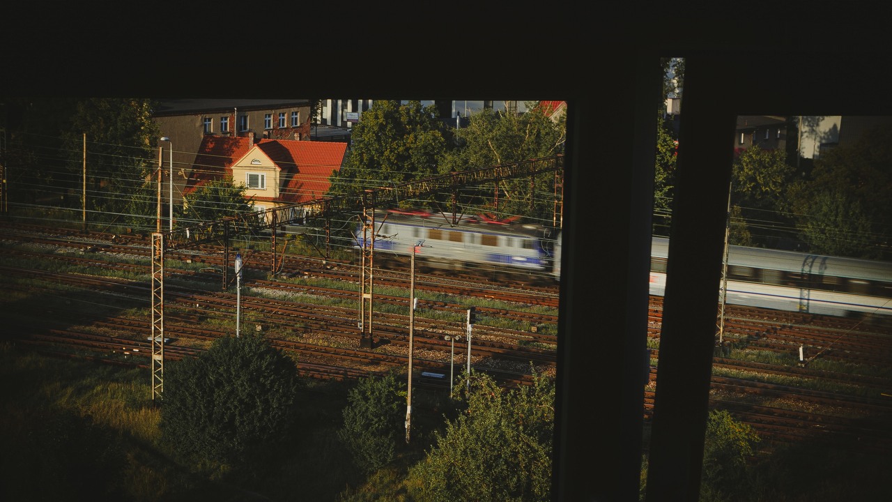 Pociągi PKP Intercity pojadą szybciej; Ministerstwo Infrastruktury zmienia przepisy, źródło grafiki: Unsplash | Oleksandr Hladchenko.