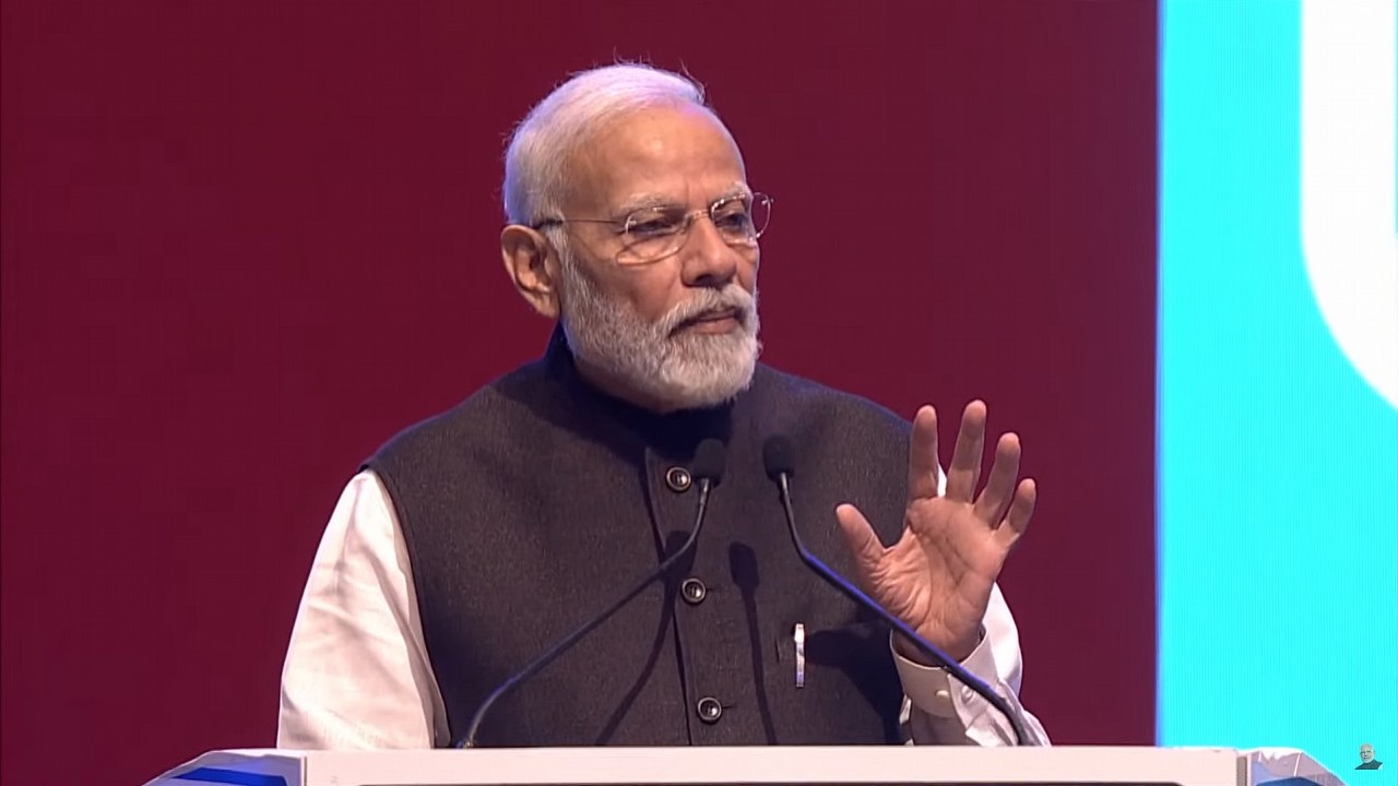 Smartfony wyprodukowane w Indiach mają zdominować świat - premier Modi kreśli odważną wizję, źródło grafiki: Narendra Modi / YouTube.