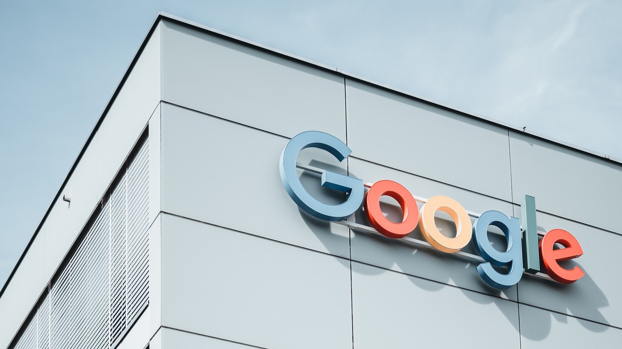 Google Bard dogania konkurencję; AI generuje teraz odpowiedzi w czasie rzeczywistym, źródło grafiki: Unsplash | Alex Dudar.