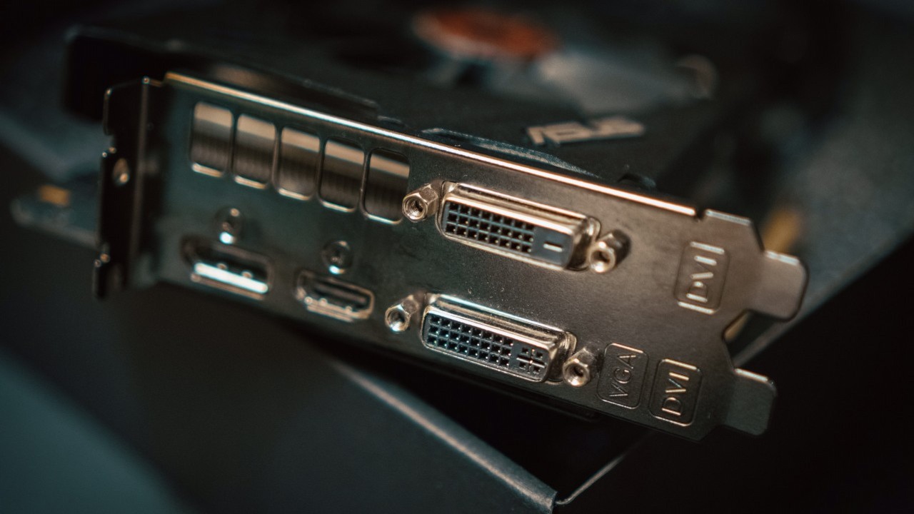 Mobilny RTX 3080 Ti przerobiony na wersję PC poległ w benchmarku, źródło grafiki: Backpack Studio / Unsplash.