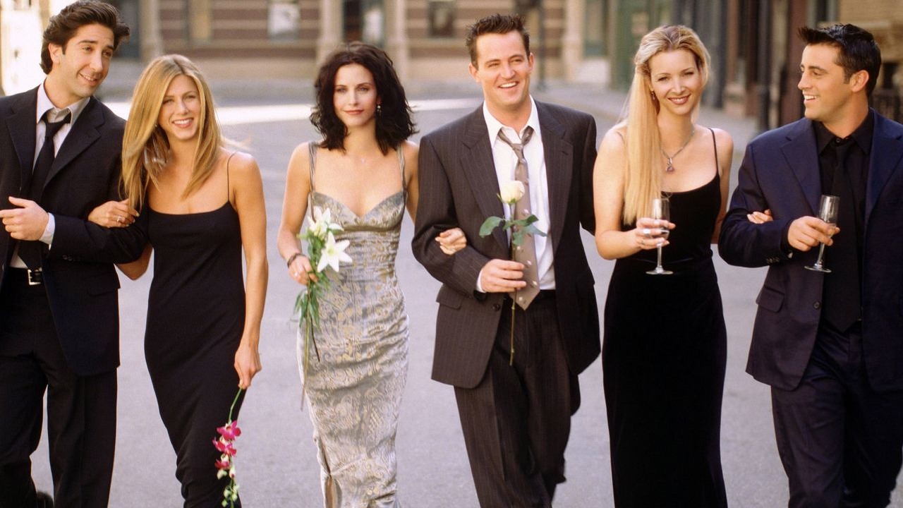 „Jesteśmy rodziną". Obsada Przyjaciół oddała hołd Matthew Perry'emu, który u ich boku zagrał niezapomnianego Chandlera, źródło grafiki: Przyjaciele, Marta Kauffman, Warner Bros. Television, 1994..
