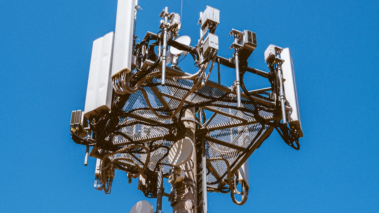 Hakerzy mogą śledzić użytkowników na całym świecie; niepokojąca luka w zabezpieczeniach smartfonów, źródło grafiki: Unsplash | Maxwell Ingham.