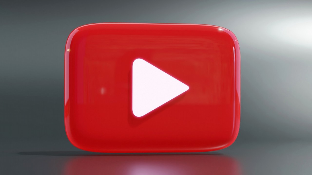 YouTube nie pozwoli na blokowanie reklam, coraz ostrzej walczy z adblockami, źródło grafiki: Eyestetix Studio / Unsplash.