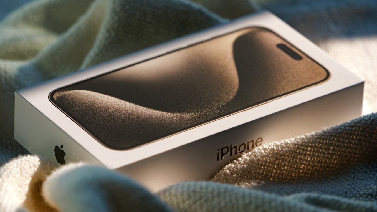 Tiktoker kupił 4 iPhone'y 15, przez pomyłkę otrzymał sprzęt za ponad 100 tys. euro, źródło grafiki: Unsplash | Yuheng Ouyang.