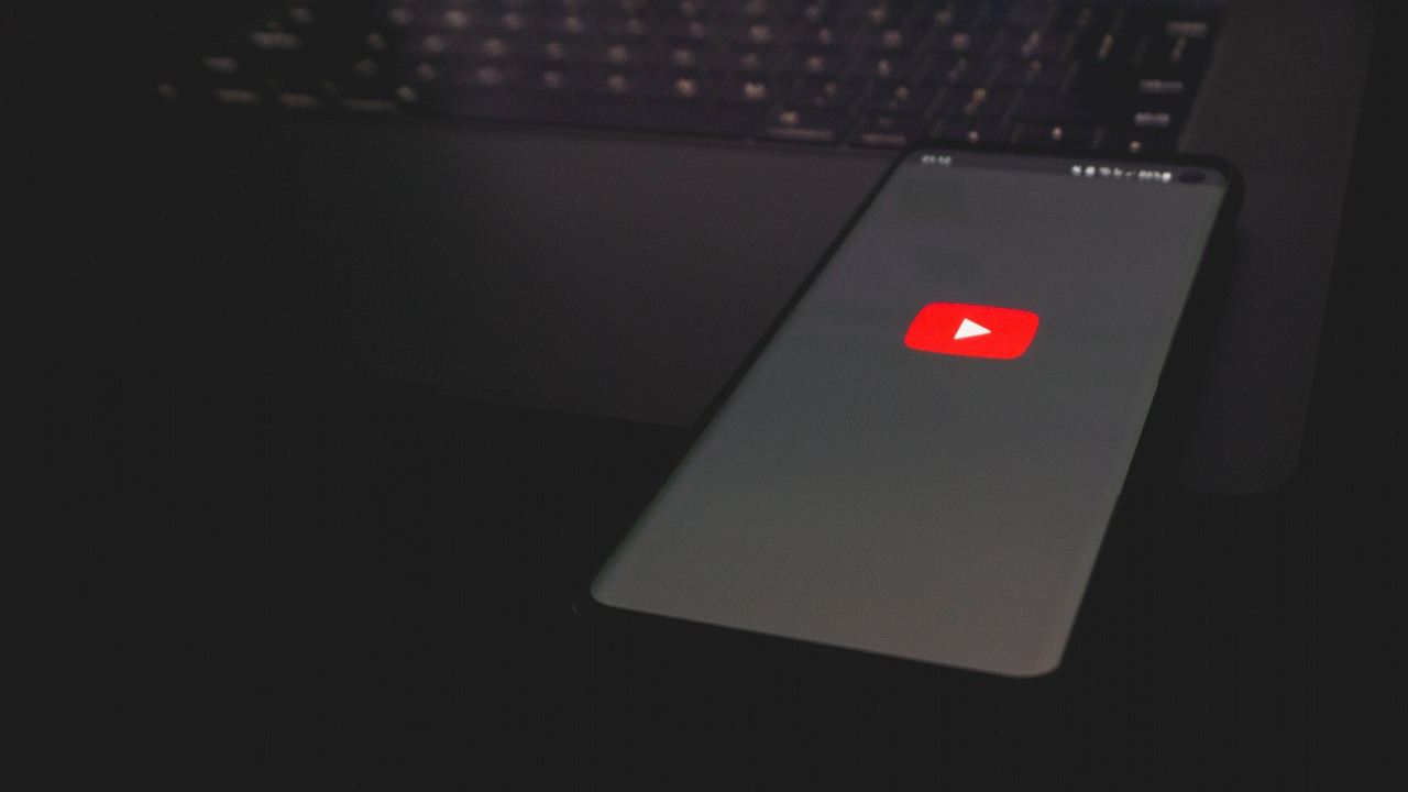 Blokowanie adblocków nie zwiększy za bardzo liczby abonentów YouTube Premium, źródło grafiki: Unsplash | Azamat E.