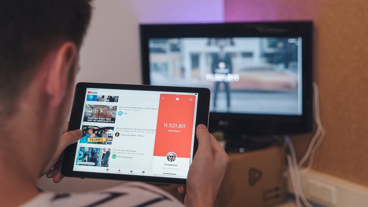 Co to jest YouTube Premium Student?, źródło grafiki: CardMapr.nl | Unsplash.