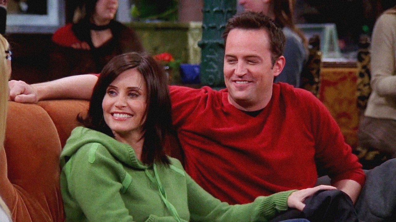 Chandler niemal zdradził Monicę w Friends, ale Matthew Perry sprzeciwił się temu pomysłowi, źródło grafiki: Przyjaciele; David Crane i Marta Kauffman; NBC; 1994.