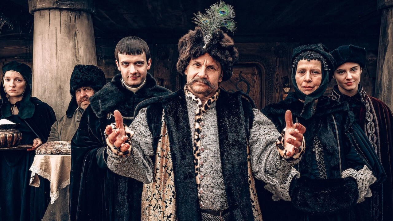 Najbardziej intrygujący polski serial Netflixa z nowym zwiastunem. Nadchodzi 1670, komedia ze szlachtą, źródło grafiki: 1670, Maciej Buchwald, Netflix, 2023..