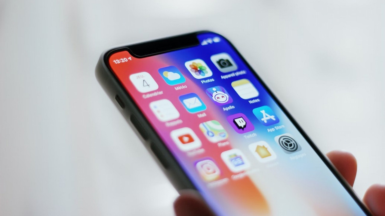 Jak przenieść kontakty z Androida na iOS?, źródło grafiki: Adrien | Unsplash.