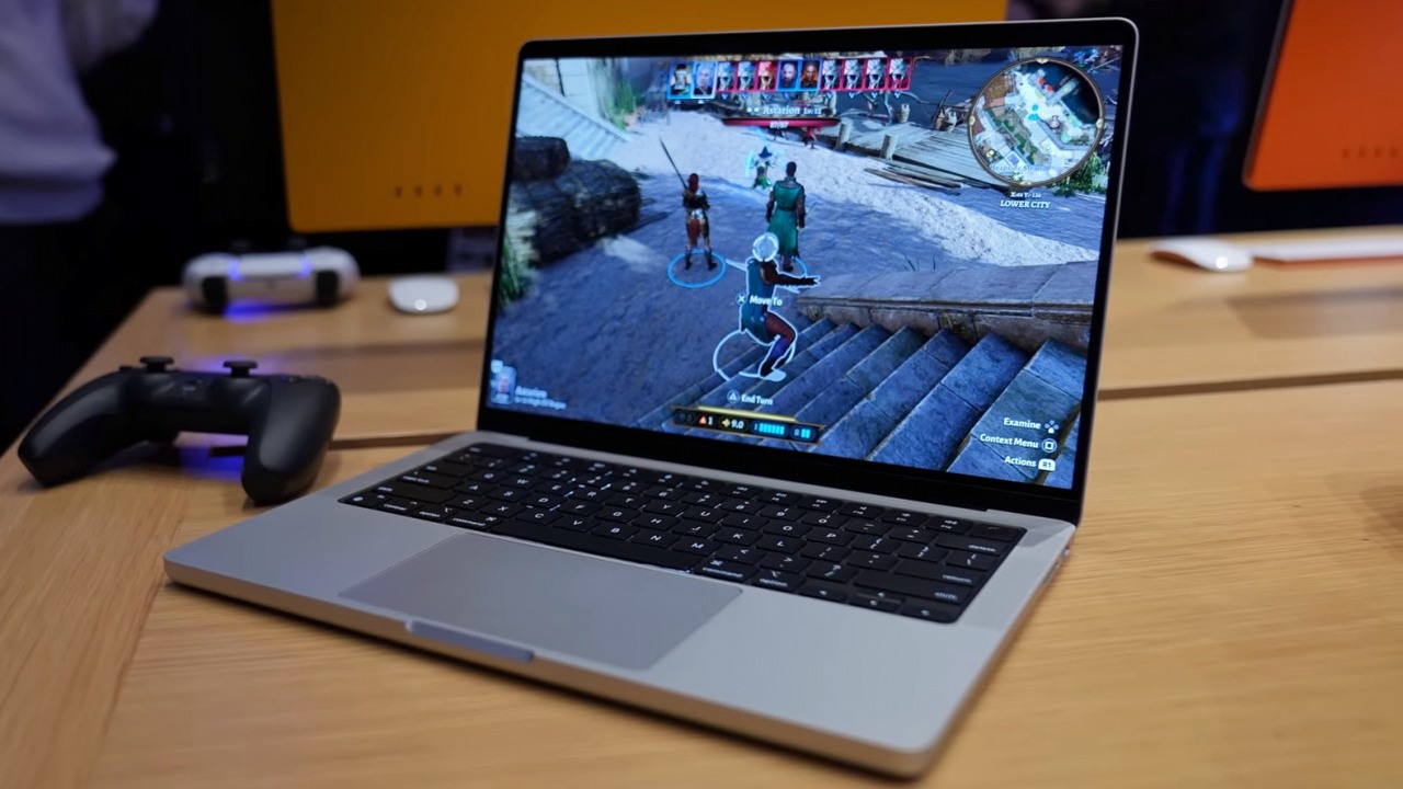Apple broni 8 GB RAM-u, porównuje je do 16 GB na PC z Windowsem, źródło grafiki: The Verge / YouTube.