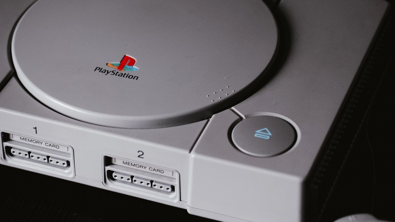 Rzadki devkit PSX - zobacz, jak wygląda konsola, na której gracze mogą tworzyć własne gry, źródło grafiki: Nik / Unsplash.