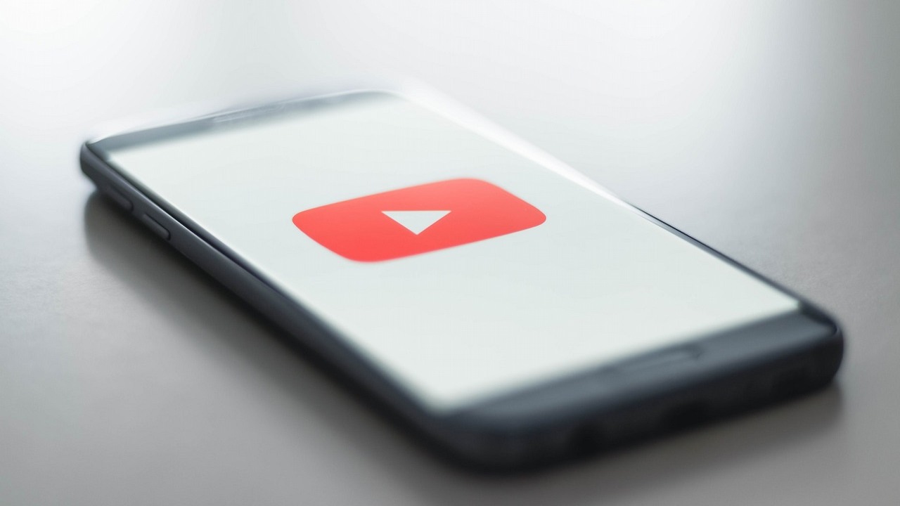 Wykrywanie AdBlocka na YouTubie może naruszać przepisy UE dotyczące prywatności, źródło grafiki: Unsplash | Christian Wiediger.