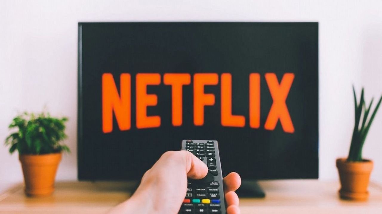 Netflix zachęca to spędzenia z nim Święta Niepodległości. Kolekcja Polskie historie to wyjątkowy zbiór rodzimych produkcji, źródło grafiki: Freestocks; Unsplash.com; 2018.