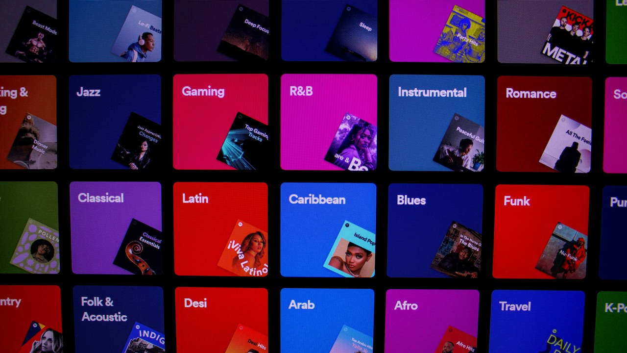 Spotify wreszcie otrzymało nową wersję aplikacji na telewizory, źródło grafiki: Unsplash | David Pupăză.