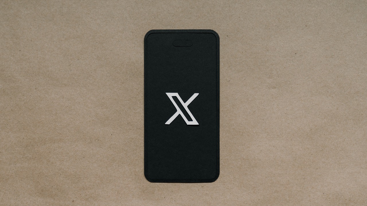 X chce promować mniejsze konta; Elon Musk zapowiada zmianę algorytmu, źródło grafiki: Unsplash | Kelly Sikkema.