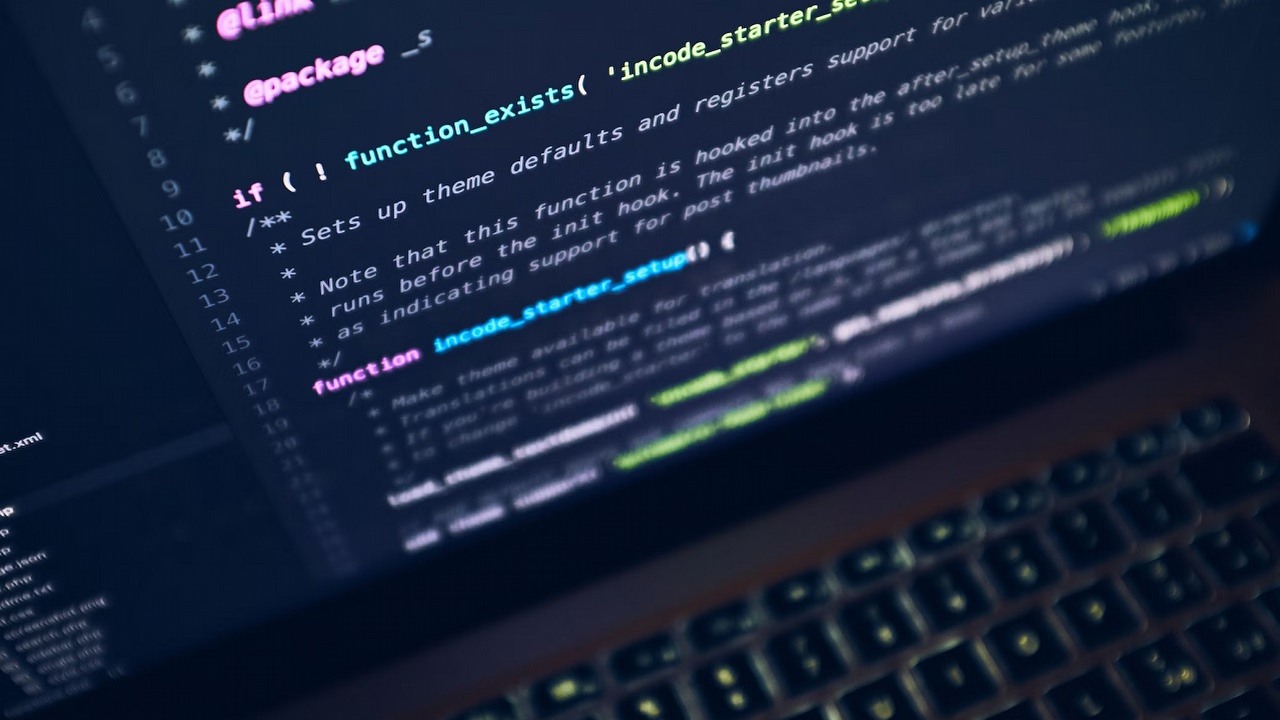 Jak włączyć wirtualizację sprzętową w Windows 10 i 11? Podpowiadamy krok po kroku, źródło grafiki: Christian Wiediger | Unsplash.