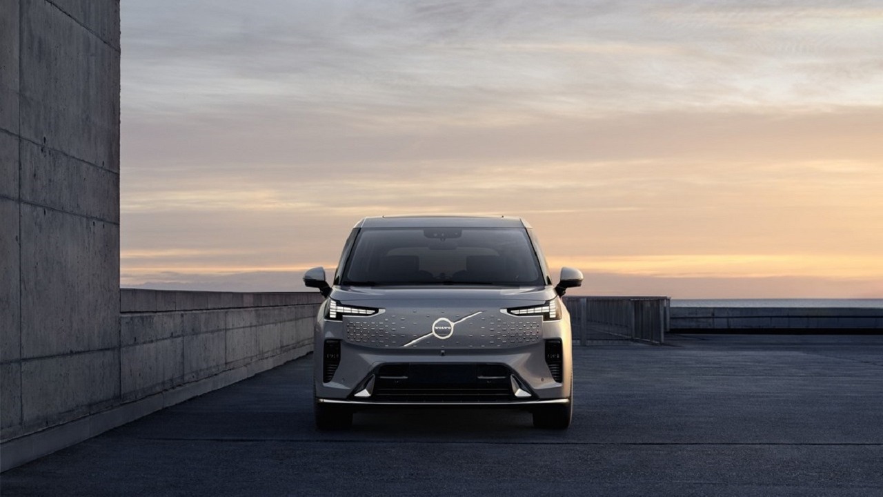 Volvo pokazało elektrycznego luksusowego minivana; to jeżdżące biuro z funkcją kina i łącznością 5G, źródło grafiki: Volvo.