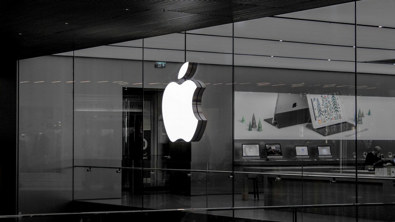 Instalowanie aplikacji spoza App Store pod specjalnym nadzorem; Apple nie da użytkownikom pełnej swobody, źródło grafiki: Unsplash | Hussam Abd.