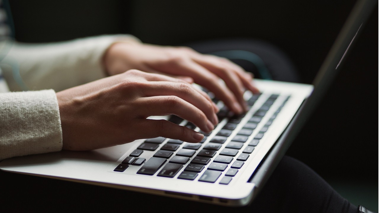 Ten sposób pozwala na przekonwertowanie dowolnego pliku PDF do Worda bez pobierania czegokolwiek i przy użyciu tylko konta Gmail, źródło grafiki: Unsplash | Kaitlyn Baker..