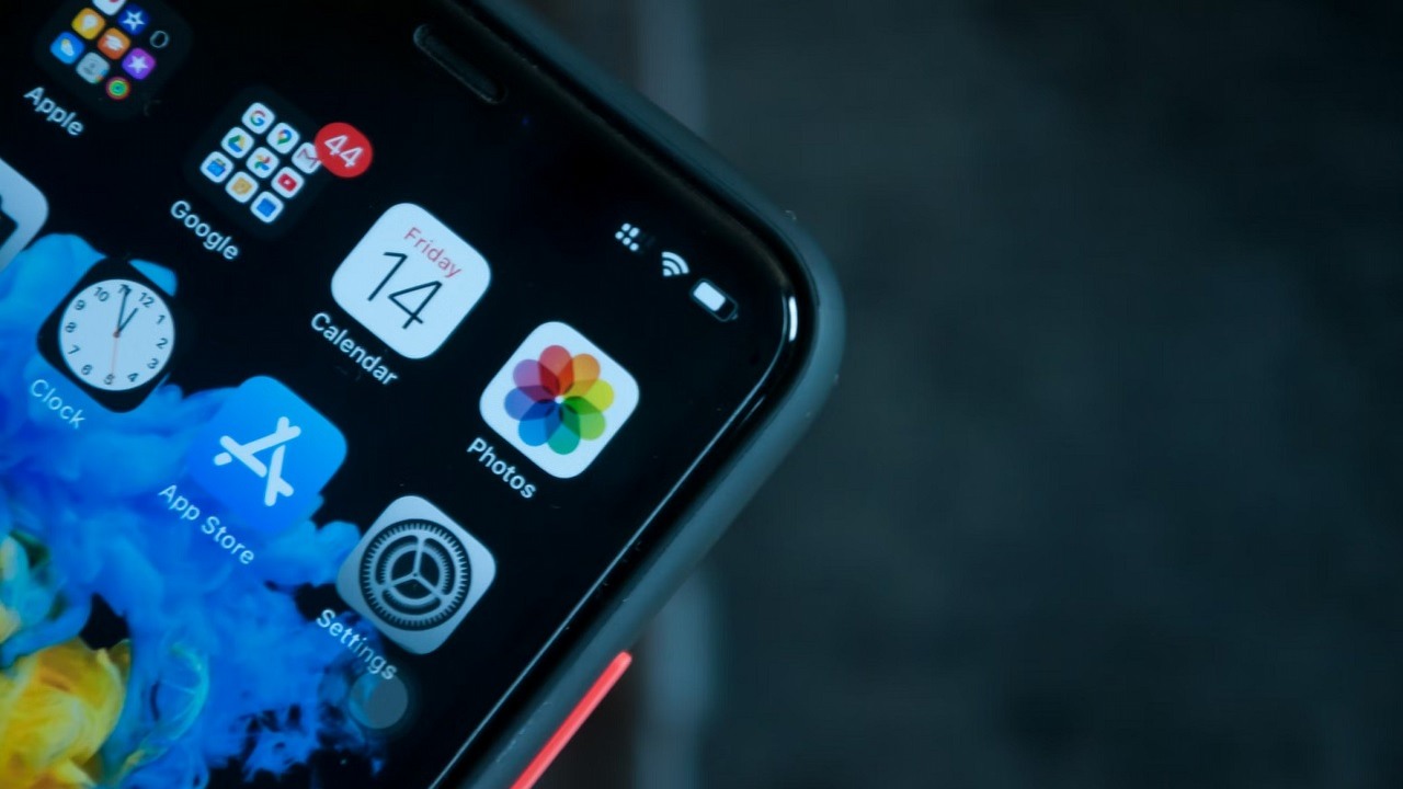 Tryb czuwania w iOS 17 - co to jest i jak włączyć?, źródło grafiki: Sumudu Mohottige | Unsplash.