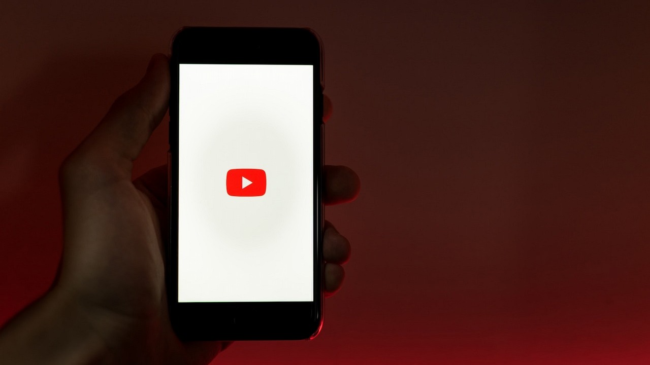 Walka z AI trwa. Nowe zasady YouTube ułatwią rozpoznanie treści tworzonych z pomocą sztucznej inteligencji, źródło grafiki: Unsplash | Szabo Viktor.