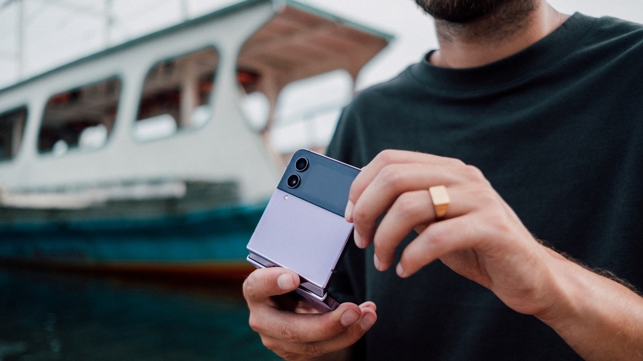 Samsung rozwiewa nadzieję na tani składany smartfon; nie wyklucza jednak, że w przyszłości może taki powstać, źródło grafiki: Unsplash | Jonas Leupe.