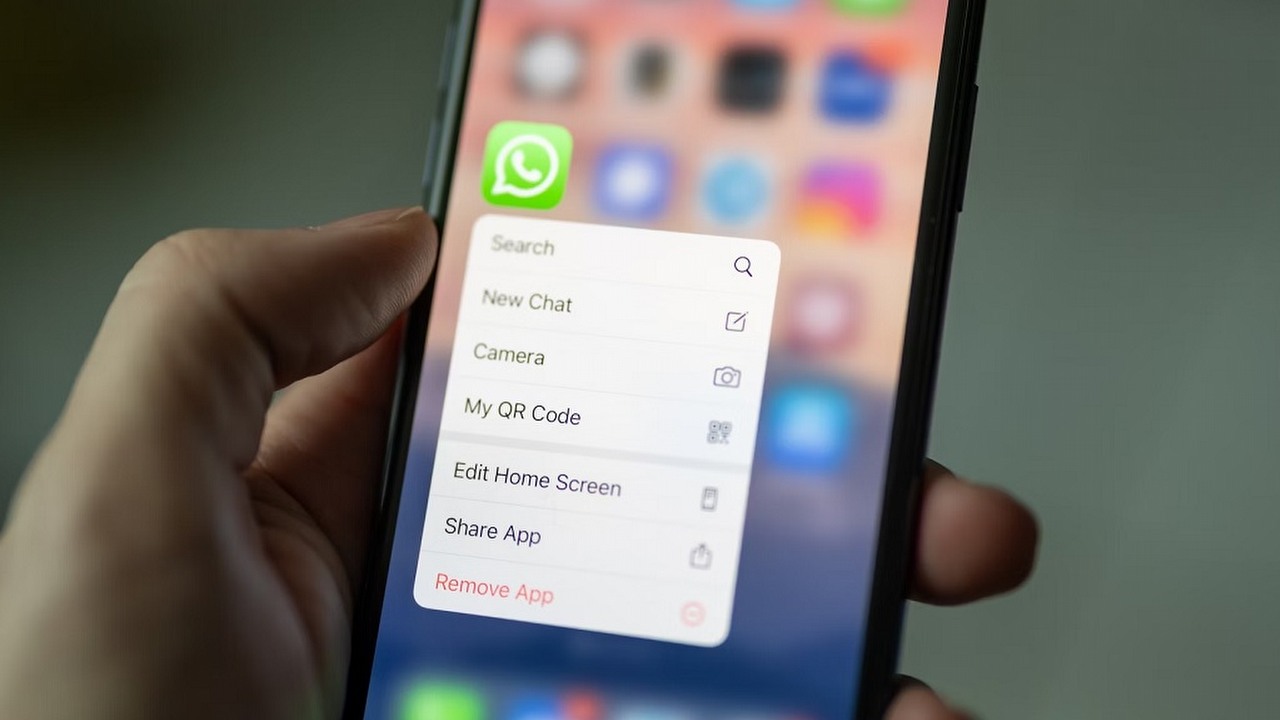 Jak odzyskać usunięte wiadomości z WhatsApp? Opisujemy, jak utworzyć i przywrócić kopię zapasową, źródło grafiki: Dimitri Karastelev | Unsplash.