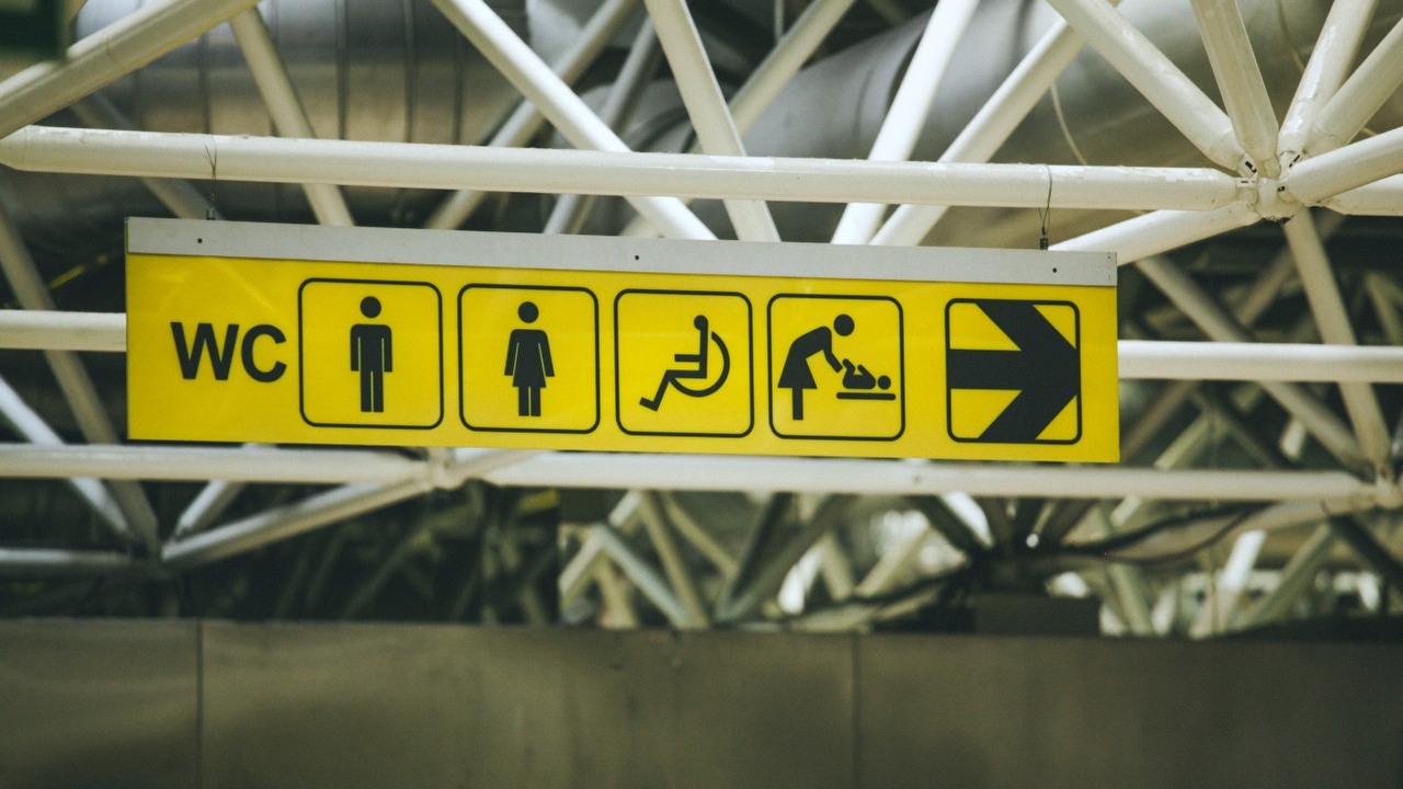 Warszawskie toalety znalazły się w czołówce najbrudniejszych szaletów w Europie, źródło grafiki: Paul Green / Unsplash.