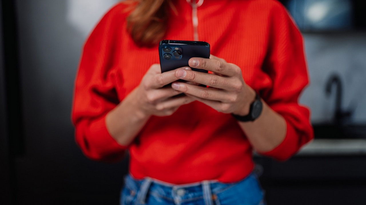 Wiadomości RCS w końcu trafią na iPhone'y; standard będzie dostępny od przyszłego roku, źródło grafiki: Unsplash | Jenny Ueberberg.
