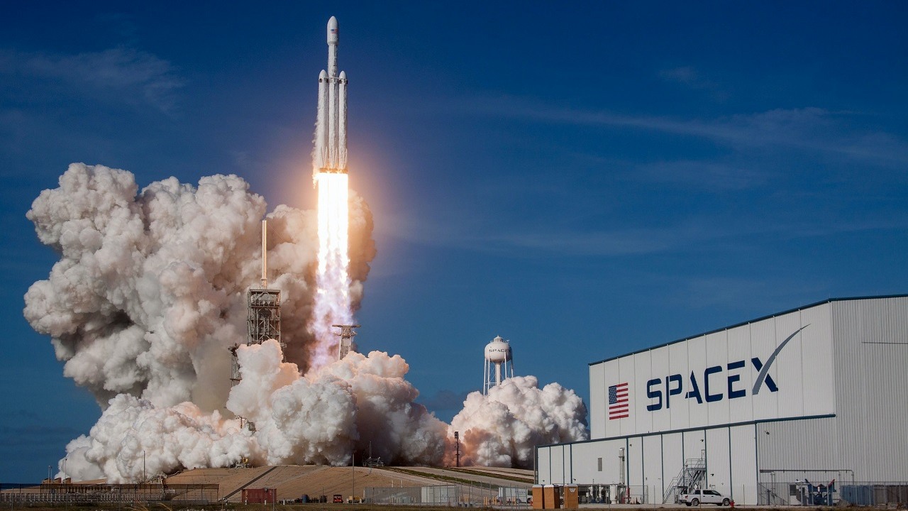 Drugi lot Starship przebiegł nie do końca pomyślnie; rakieta eksplodowała, źródło grafiki: Unsplash | SpaceX..
