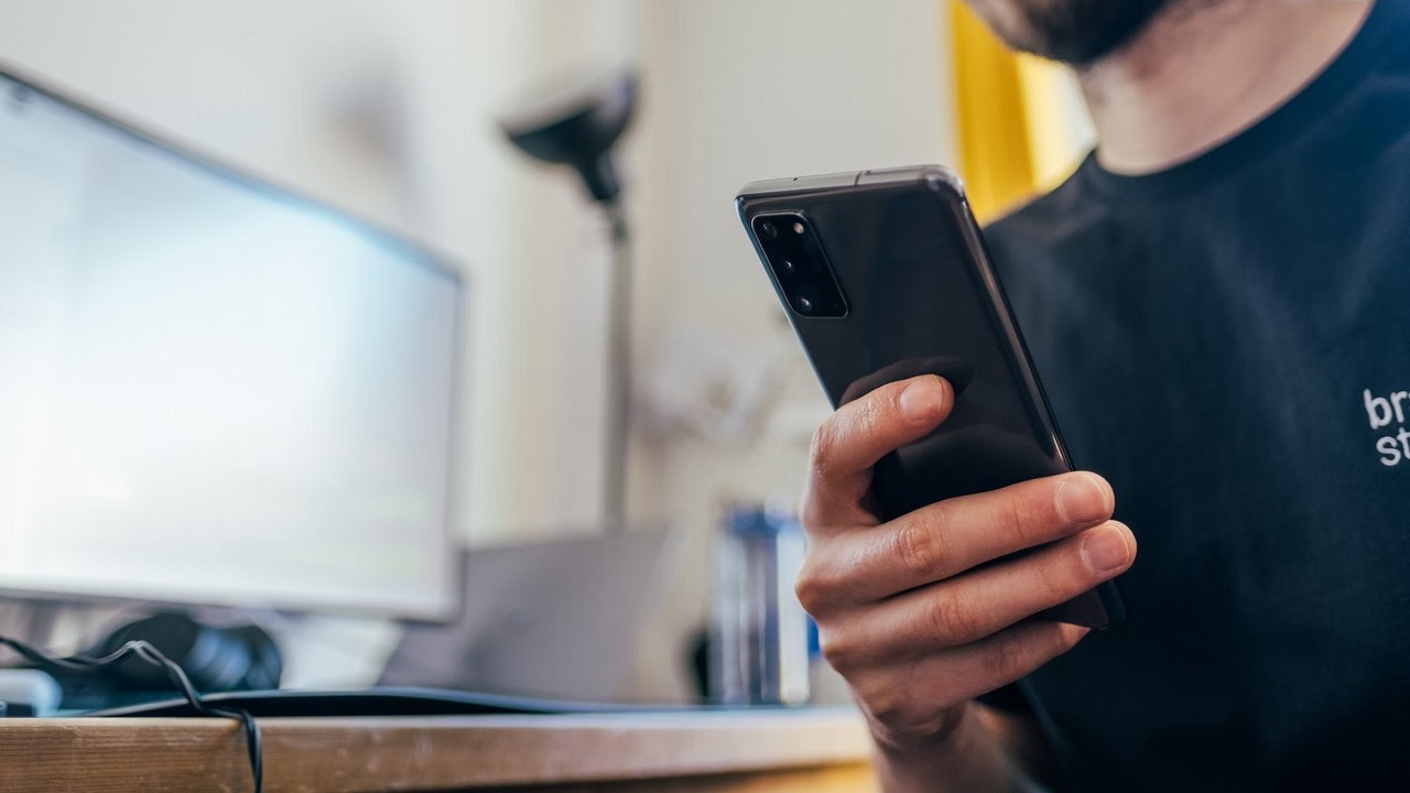 Oszczędzanie danych w systemie Android - co to jest oraz jak włączyć i wyłączyć?, źródło grafiki: Jonas Leupe | Unsplash.