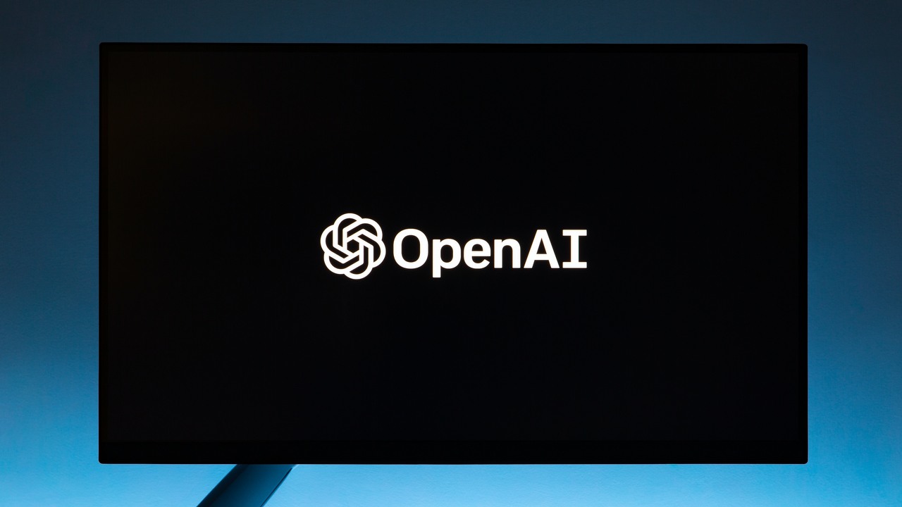 Skrucha czy zagrywka marketingowa? Były prezes OpenAI wraca na stanowisko, źródło grafiki: Unsplash | Andrew Neel.