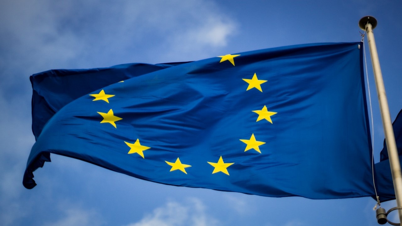 Niemcy, Włochy i Francja uzgodniły samodzielnie, w jaki sposób sztuczna inteligencja będzie regulowana w Europie, źródło grafiki: Unsplash | Christian.